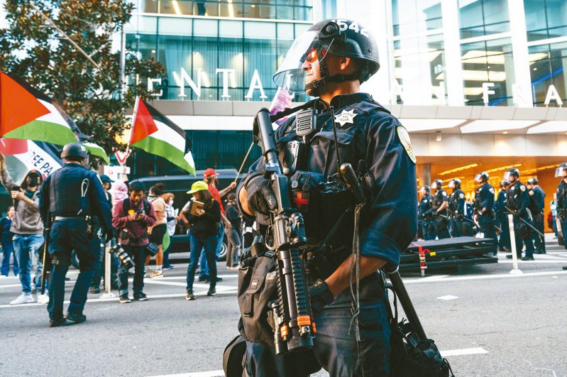 APEC峰會將登場，抗議者十二日在舊金山表達支持巴勒斯坦、反對自由貿易等訴求，美國警方在現場維持秩序。（美聯社）