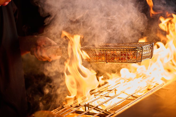 九州鄉土料理「籠燒」，也在店內熱力上演。圖／fumèe提供