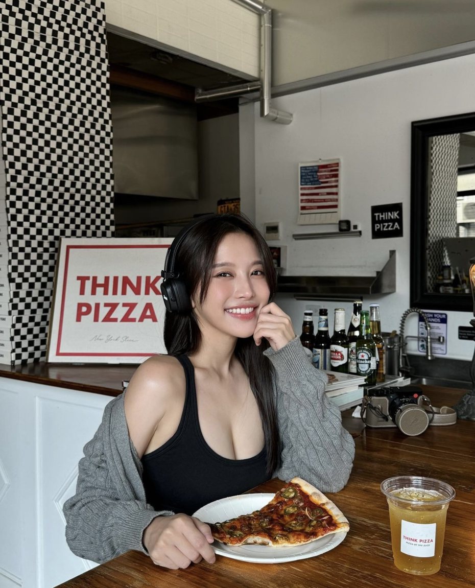 蔡瑞雪分享吃披萨的照片，网友焦点却全在她的好身材。图／截图自IG