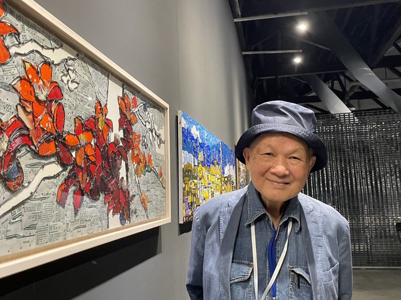 85歲藝術家胡達華，自創以釘子將回收鐵鋁罐釘在本板上的「釘畫」藝術，充滿巧思。記者徐如宜／攝影