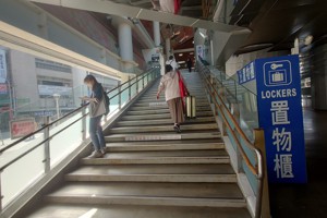 台灣鐵路局苗栗車站進出站匣門及售票口設在3樓，若電梯損壞，旅客必須提著行李走樓梯。記者范榮達／攝影
