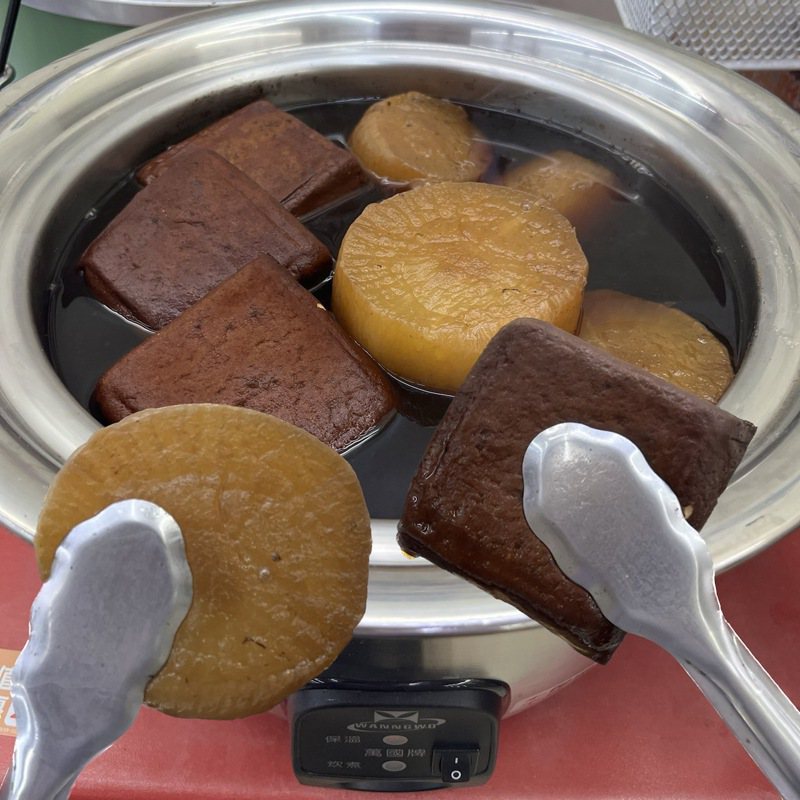 OKmart開發獨創「銷魂現滷」系列，以吸飽阿薩姆茶葉醬汁的「銷魂大豆干」（圖右）與「銷魂羅伯」（圖左），豐富消費者對於現煮美食的需求。圖／OKmart提供