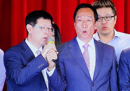 鴻海董事長劉揚偉（左）多年前與創辦人郭台銘一同出席股東會。本報資料照片