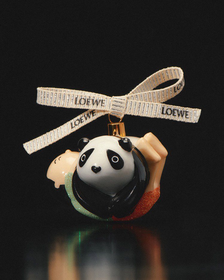 LOEWE耶誕禮品系列以弘揚工藝為題，焦點是品牌與京都Suna Fujita陶藝工作室合作的限定款式。圖／LOEWE提供