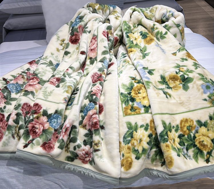 忠孝館東京西川日本製玫瑰雙層毛毯單人140X200cm原價1萬5800元，優惠價6980元，限量100件。圖／遠東SOGO提供