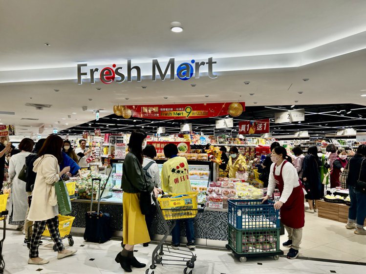 周年慶期間天天推出買一送一的Fresh Mart超市，是主婦們的最愛。記者江佩君／攝影