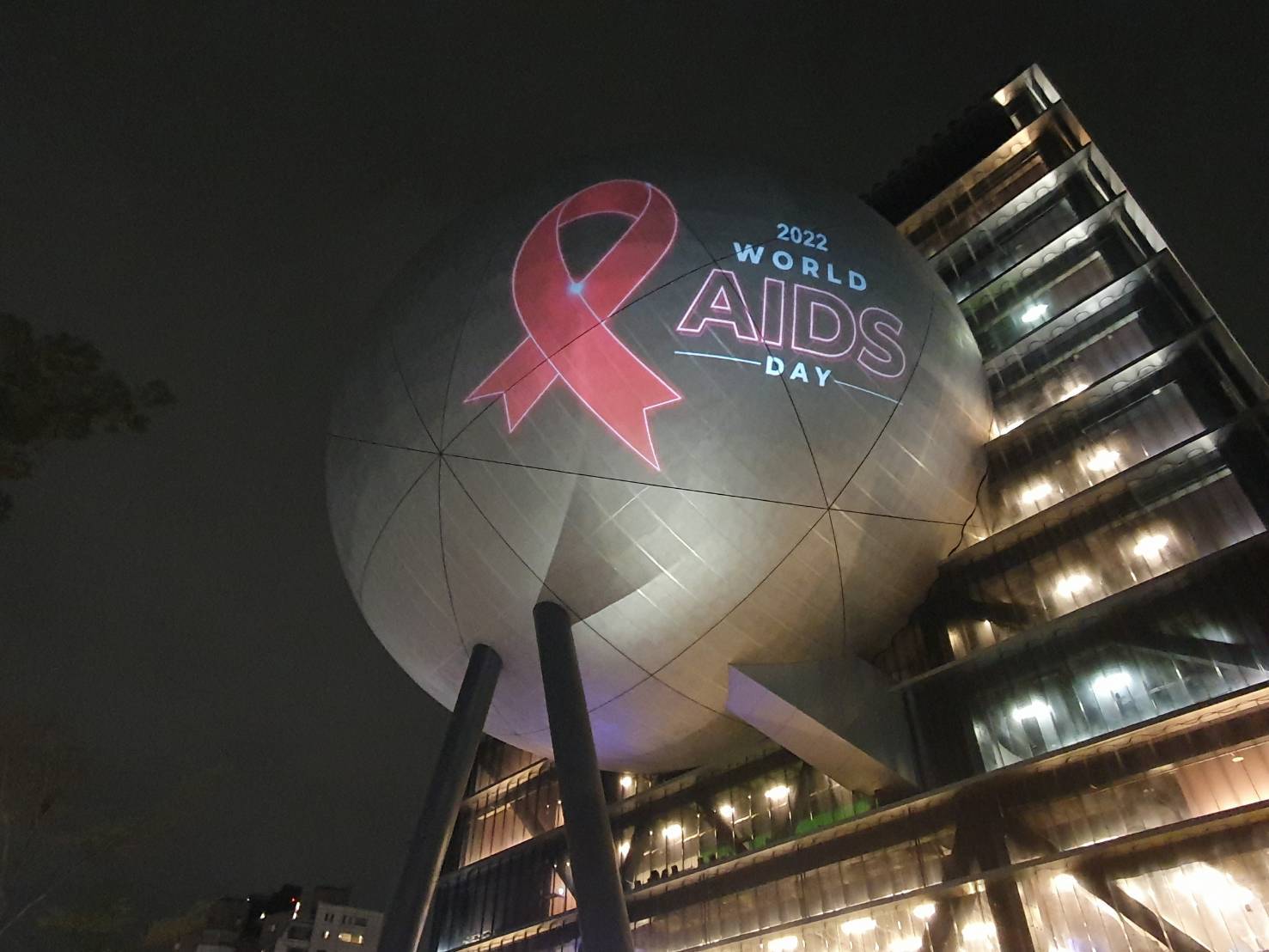 衛福部疾管署去年於台北表演藝術中心，點亮象徵愛滋防治的紅絲帶標幟。本報資料照片
