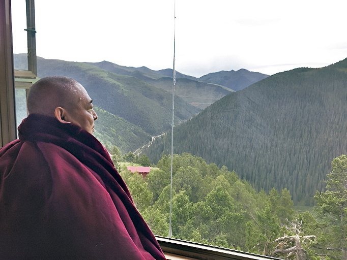 李連杰2017年在慈誠羅珠堪布指導下閉關，於海拔4200公尺的四川藏區。圖／聯合...