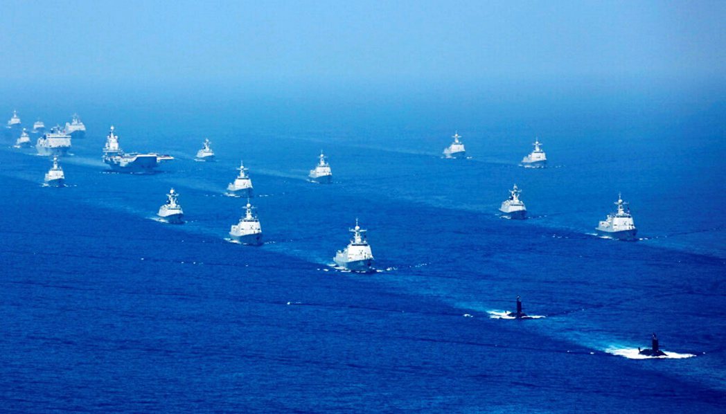 2018年4月，中國新華社發布照片顯示中國遼寧艦、護衛艦和潛水艇在南海進行演習。...