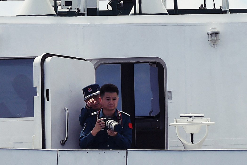今年9月22日，中國在南海爭議區域攔截一艘接近黃岩島（目前由中國控制）的菲律賓船...