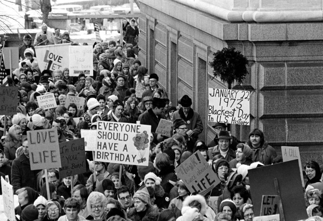 1973年1月22日羅訴韋德案判決出爐，約5千人聚集於明尼蘇達州國會大廈外舉行遊...