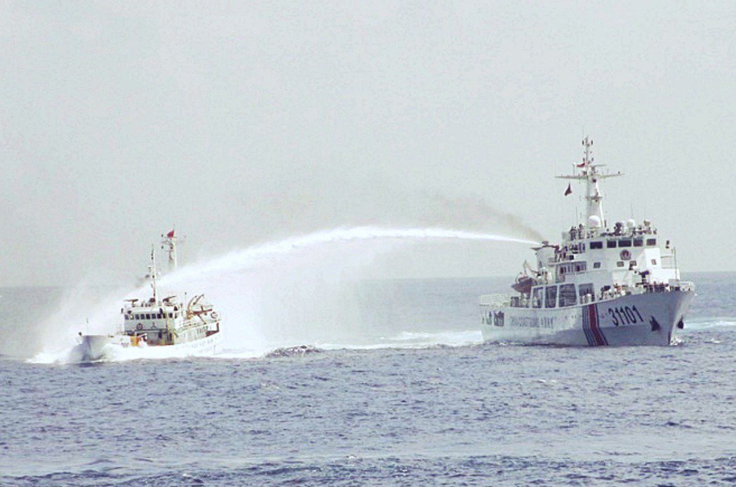 2014 越南5月5日發布的照片显示，在南中國海海域，一艘中國船隻（右）向越南船...