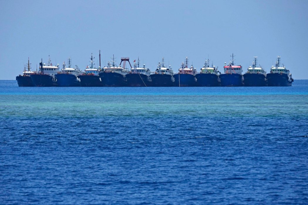 今年4月，許多疑似是中國民兵船隻並排、停泊在菲律賓聲稱擁有主權的牛軛礁附近。...