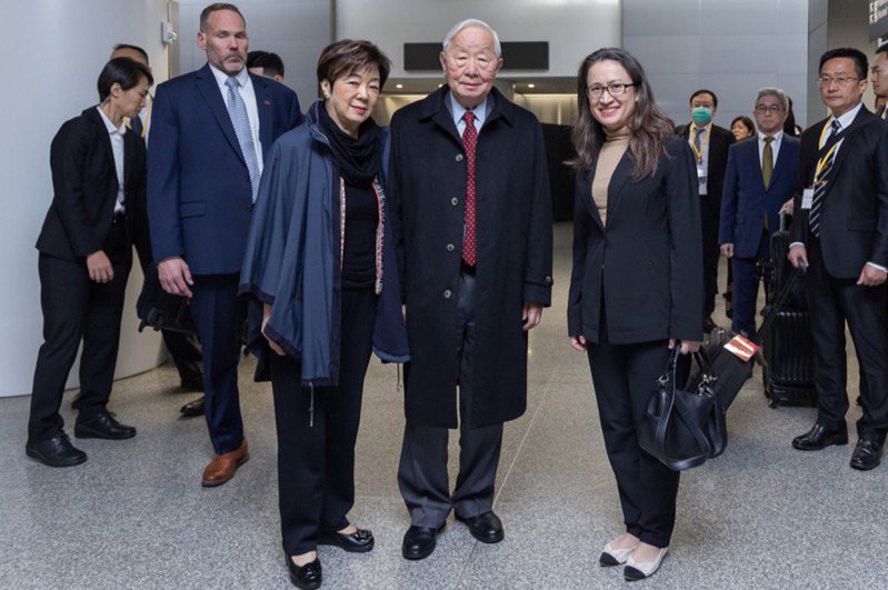 APEC經濟領袖會議15日展開，台灣領袖代表張忠謀（前中）與夫人張淑芬（前左）當地時間14日下午飛抵舊金山，駐美代表蕭美琴（前右）前往接機，3人在機場合影留念。（APEC台灣代表團提供）中央社記