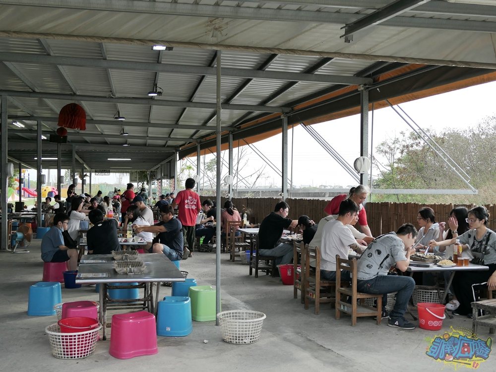 ▲用餐環境屬於半開放式的空間，放置塑膠椅、木頭桌椅和小鐵桌，上方是鐵皮屋頂，旁邊就是店家自己的養殖魚塭。