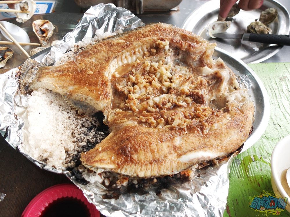 ▲「鹽焗胡椒魚」是一道在家裡很難自己做的功夫料理，所以到海產店基本上是凱南必點的菜色，這麼大一隻鹽焗胡椒魚只要250元，相當划算，還不來吃爆！