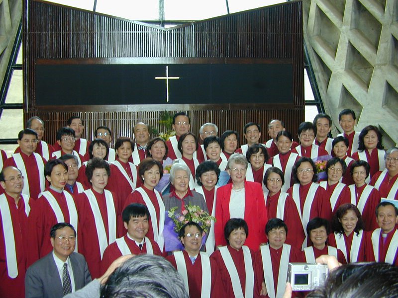 美籍教師Mrs. Rice（第二排左起第五位）於2004年與聖樂團老團員在東海路思義教堂的團聚舊照。圖／東海大學提供
