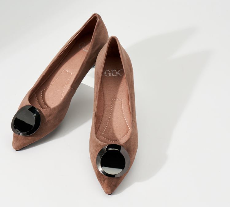 GDC真皮尖頭簡約圓釦磨砂感平底包鞋原價4680元，2.1特價990元。圖／京站提供