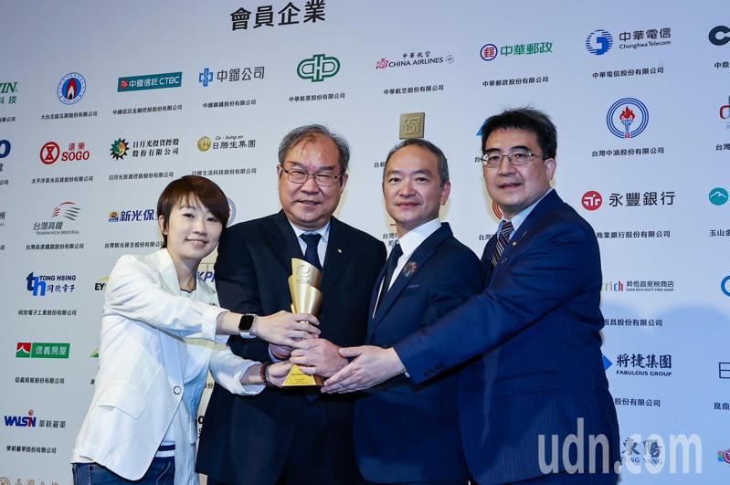 華航今年首度榮獲「台灣十大永續典範企業獎」最高榮譽，由總經理高星潢（左二）率企業發展室處長張程皓（右二）等團隊出席頒獎典禮。圖／中華航空提供