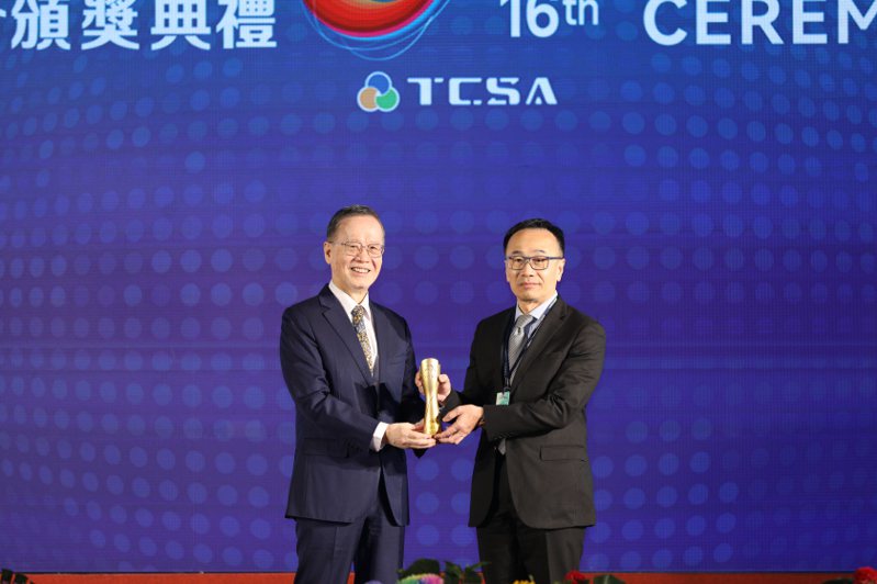 東元電機連續十年榮獲台灣企業永續獎，總經理范炘代表接受獎座。東元／提供