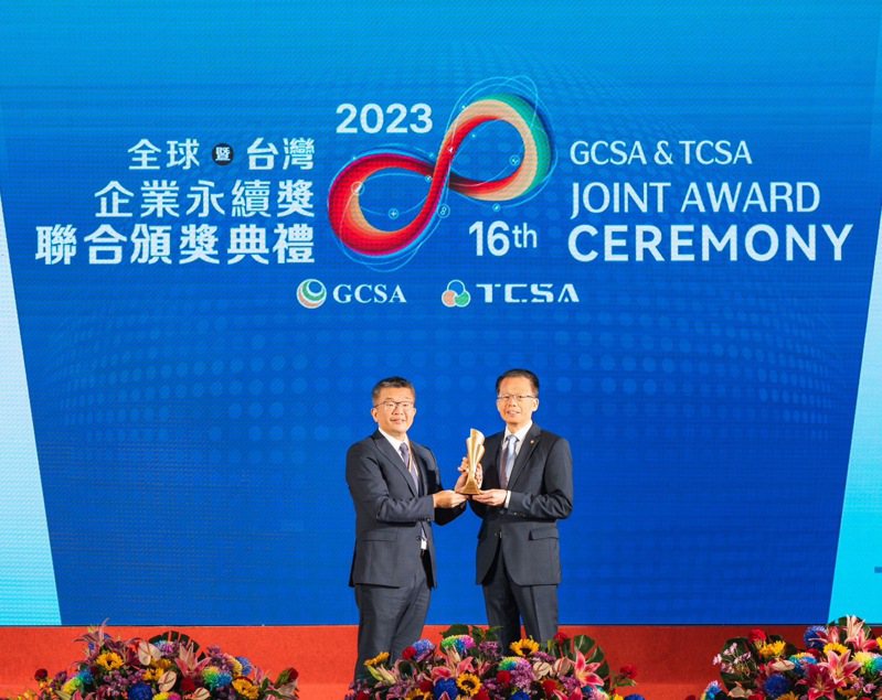 長榮航空今(15)日於「2023第六屆全球企業永續獎(GCSA)」及「2023第十六屆台灣企業永續獎(TCSA)」頒獎典禮中，首次勇奪GCSA《永續報告書獎–銀獎》；且連續九年獲得《台灣企業永續獎》TCSA肯定，今年獲得《企業永續綜合績效類–台灣百大永續典範企業獎》、《企業永續報告類–運輸業白金獎》，以及永續單項績效之《創新成長領袖獎》、《永續供應鏈領袖獎》、《氣候領袖獎》及《創意溝通領袖獎》；兩個獎項共獲得七項榮耀，由立法院蔡其昌副院長(左)頒獎予長榮航空孫嘉明總經理(右)。長榮航空