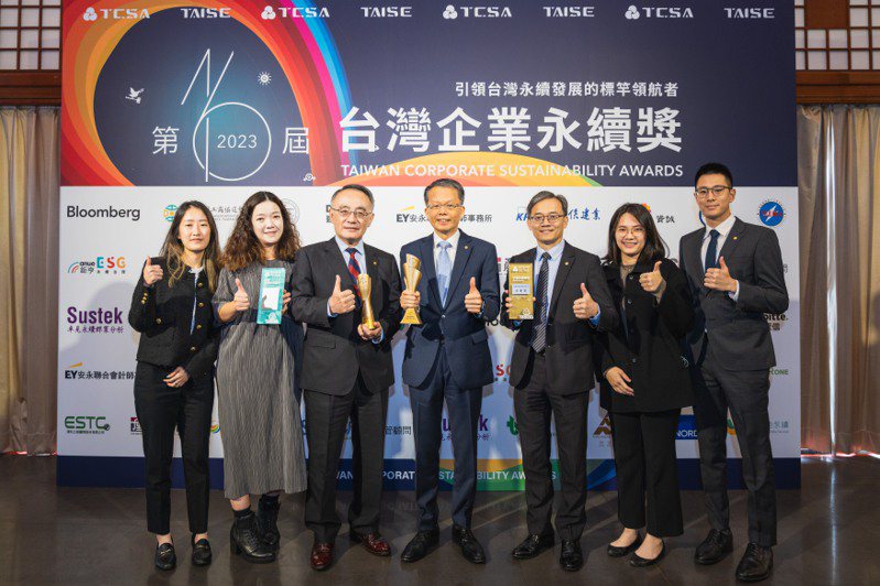 長榮航空連9年獲得台灣企業永續獎（TCSA）肯定，且首次奪得勇奪全球企業永續獎GCSA《永續報告書獎–銀獎》，15日由長榮航空孫嘉明總經理（右4）率領企業永續委員會團隊領獎。圖／長榮航空提供