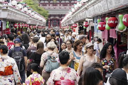 日本政府正考慮修改提供給外國遊客的免稅購買制度，以防止制度遭濫用。  美聯社