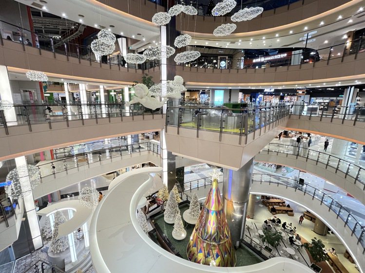 大江購物中心已換上白色系耶誕造景裝置。圖／大江購物中心提供