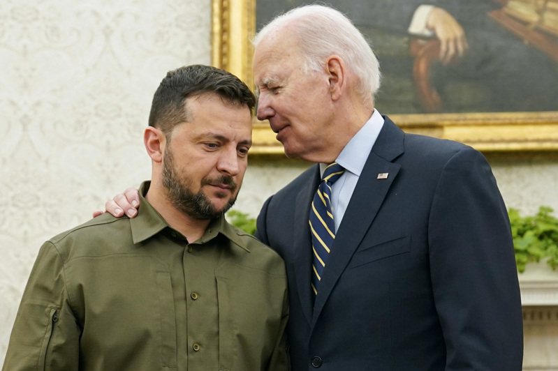 美國總統拜登（右）與烏克蘭總統，攝於9月。美聯社