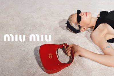 Emma Corrin拍Miu Miu節日廣告  懶曬「躺平」風新時尚
