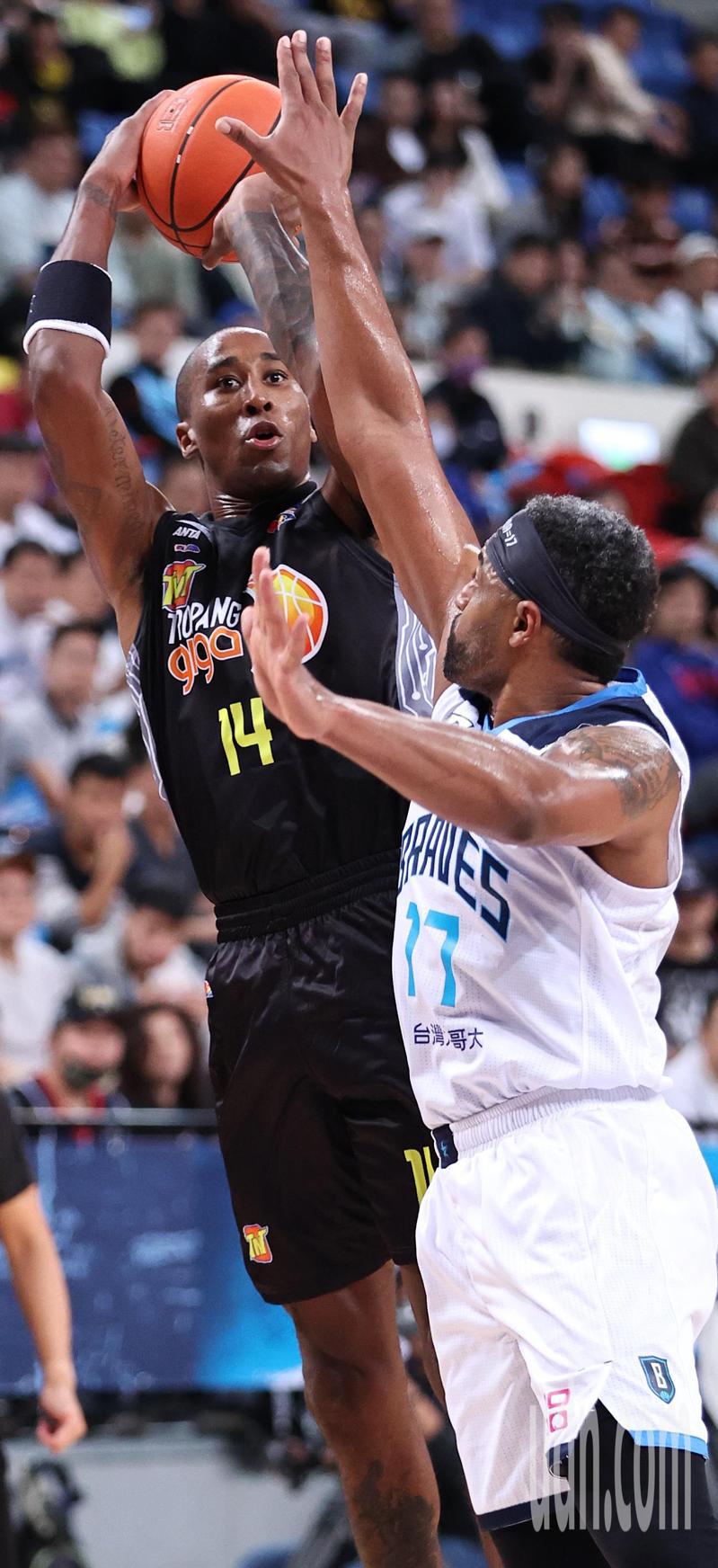 菲律賓電信隊前NBA球員「約旦Kobe」傑佛森砍進全隊次高的33分，搶下6籃板，送出10助攻、3抄截。記者侯永全／攝影