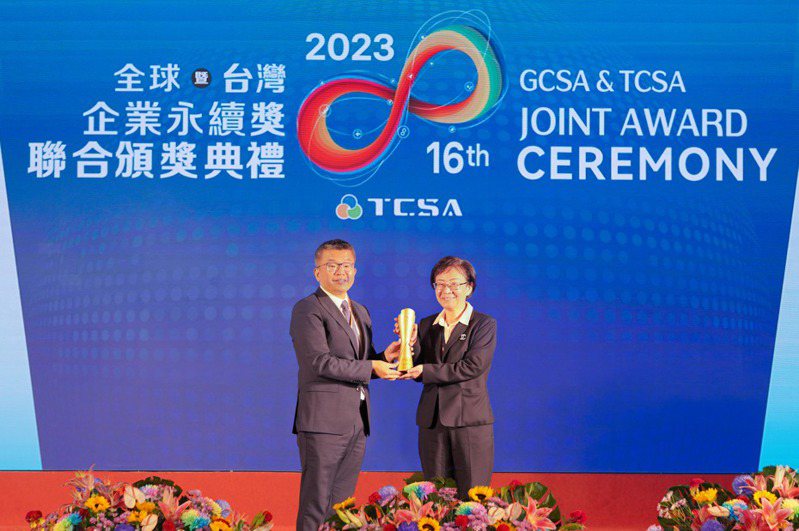 第一金控榮獲TCSA台灣十大永續典範企業共七項大獎，由立法院副院長蔡其昌（左）頒獎、第一金控總經理陳芬蘭代表受獎。第一金控／提供