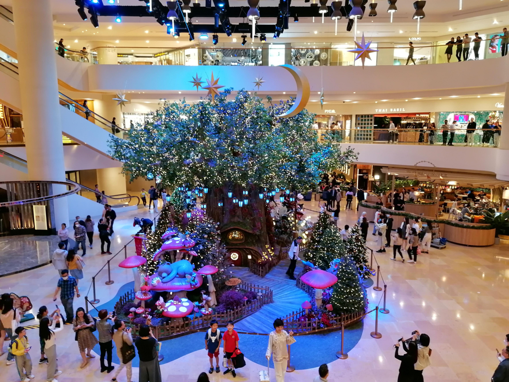 香港的商場已經開始出現耶誕節氣氛，圖為太古廣場的耶誕節裝飾，吸引不少香港市民和遊...