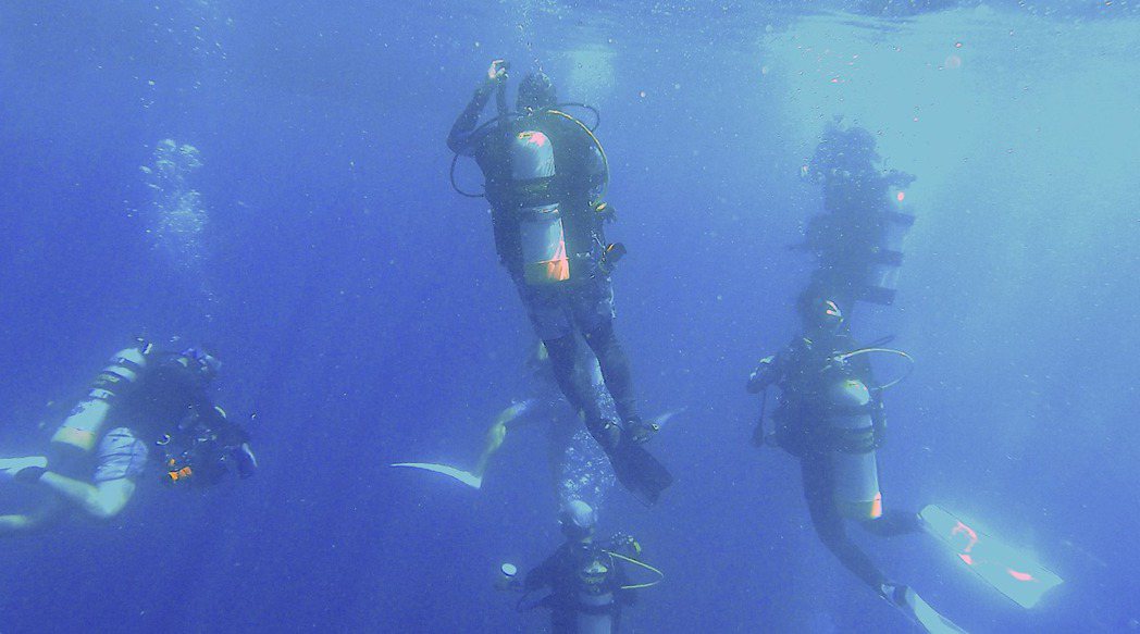 記者也跟隨綠色和平與藍色脈動的調查人員潛入海中，紀錄小琉球的海域調查工作。 圖／...