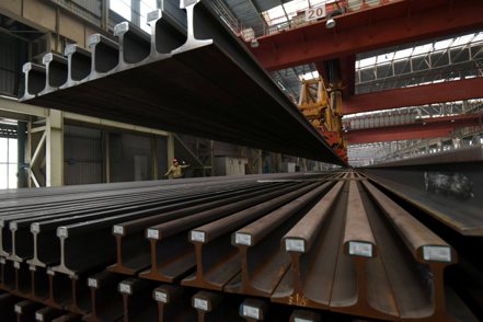 美國和歐盟就延長鋼鋁貿易雙邊「休戰」的具體條款討價還價。 路透社