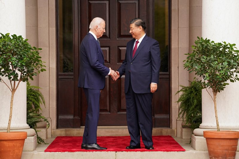 美國總統拜登和中國大陸國家主席習近平在舊金山灣區的費羅麗莊園碰面，兩人兩度握手後火速進門。路透社