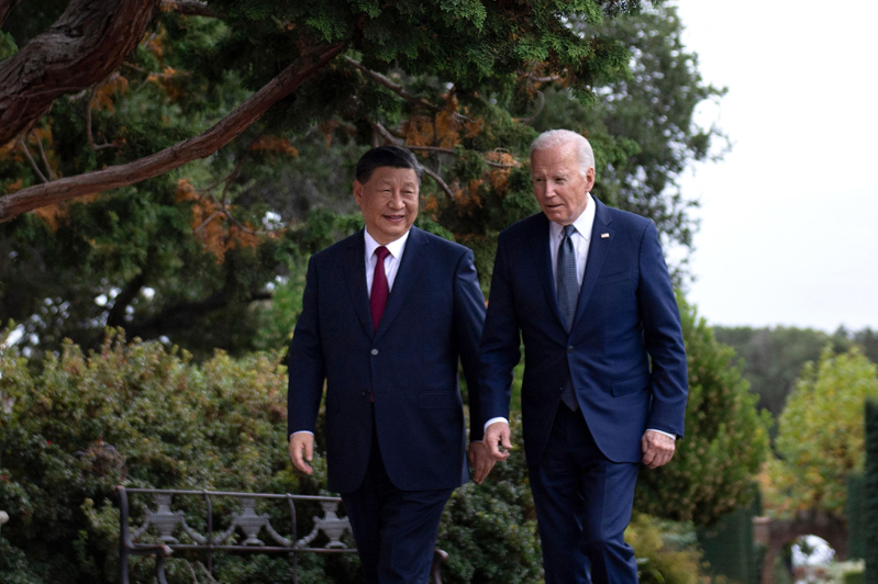 拜習會後，大陸國家主席習近平與美國總統拜登還在費羅麗莊園散步交談。（法新社）
