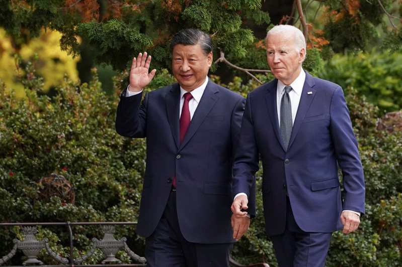 美國總統拜登(圖右)和中國國家主席習近平(圖左)15日在舊金山灣區的費羅麗莊園（Filoli）進行會晤，峰會結束前兩人沿著莊園散步聊天。路透