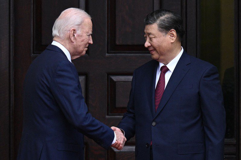 美國總統拜登和中國國家主席習近平雙邊會談已結束，兩國元首同意恢復軍事高層對話，並將攜手合作打擊毒品。法新社