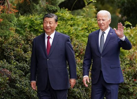 中國大陸國家主席習近平（左）周三和美國總統拜登舉行長達四個小時的會談。路透