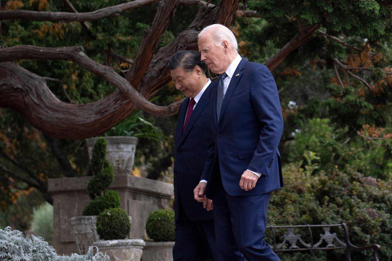中國大陸國家主席習近平（左）告訴拜登總統（右），美國需採取「具體行動」向中國保證，美國仍堅持不支持台獨的既定政策。 法新社