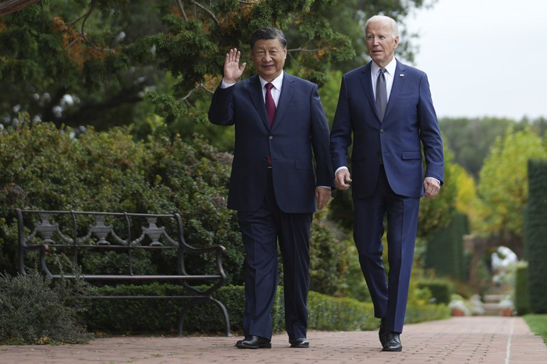 美國總統拜登和中國國家主席習近平午餐後沿著莊園散步聊天，當記者大喊散步得怎麼樣時，拜登雙手豎起大拇指回覆「很好」，習近平則向媒體揮手。美聯社