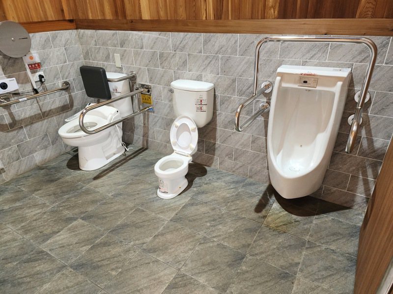迄今已推動4147座公廁新建修繕作業完成優質公廁，其中有219座為性別友善廁所（圖）。圖／環境部提供