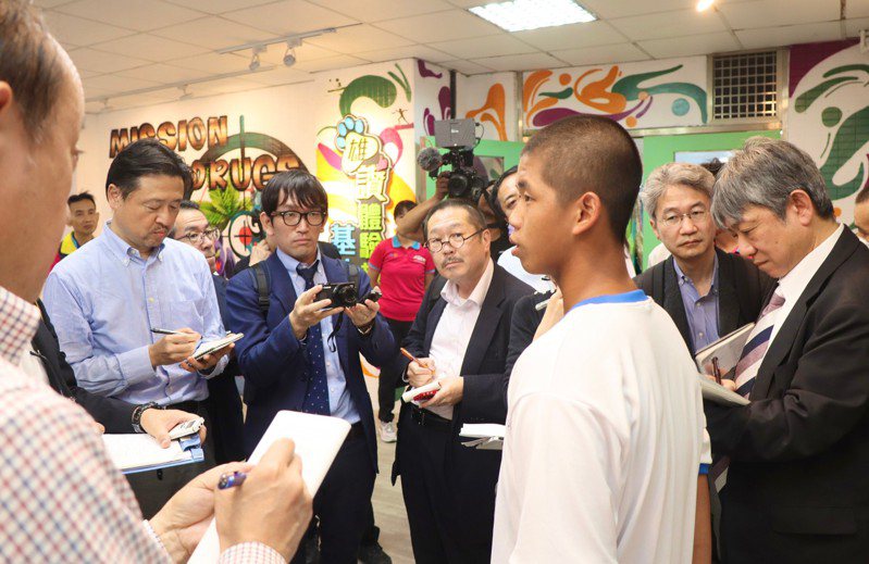 日本新聞媒體台灣視察團到高雄參訪「雄讚青少年體驗教育基地」，採訪三民高中學生。圖／高雄市教育局提供