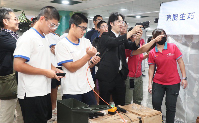 日本新聞媒體台灣視察團參訪「雄讚青少年體驗教育基地」，體驗「極限神槍手」射擊課程。圖／高雄市教育局提供