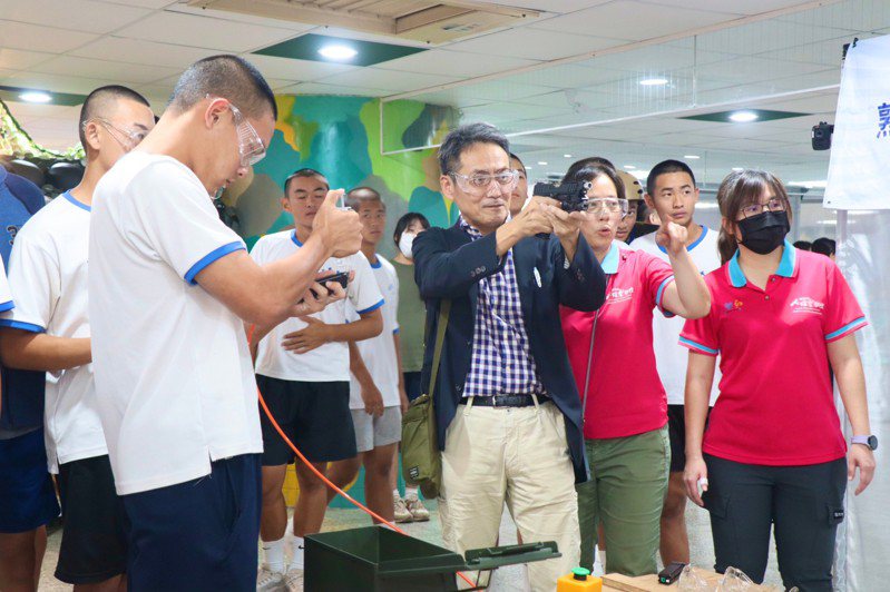 日本新聞媒體台灣視察團參訪「雄讚青少年體驗教育基地」，體驗「極限神槍手」射擊課程。圖／高雄市教育局提供