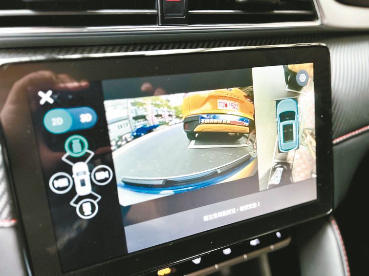 標準配備的360度環景影像輔助系統，對掌握車輛周遭狀況與停車都很有幫助。 圖／陳...