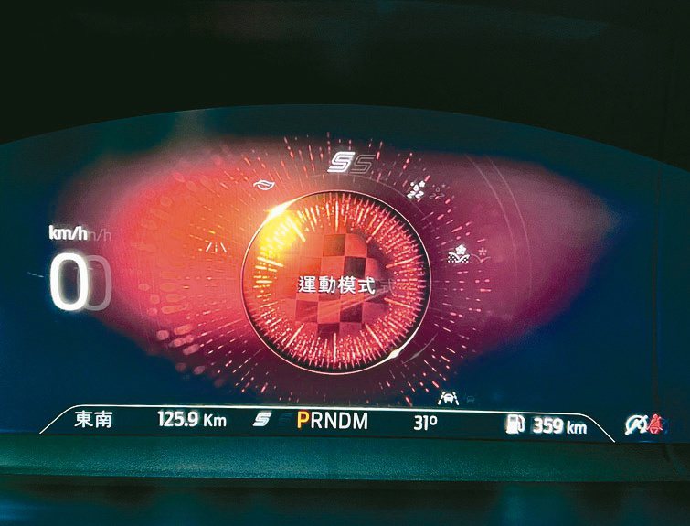 當切換到運動的駕駛模式時，儀表板顯露的熱血氣息無以復加。 圖／陳志光