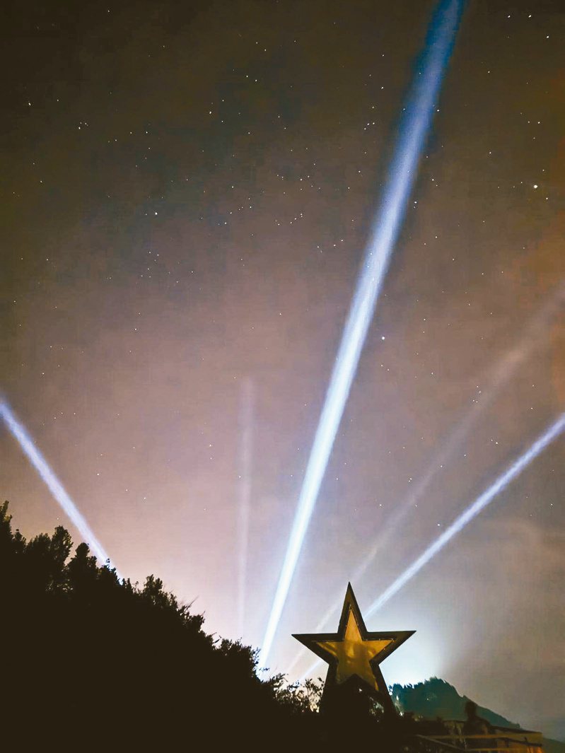 日前有民眾反映在南投仁愛清境地區觀星，看見彩色光束畫破夜空，影響觀星。圖／鄧姓民眾提供