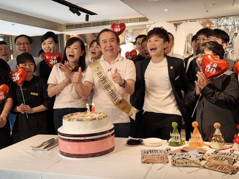 王品集團董事長陳正輝（右三）邀請同仁切蛋糕慶祝成立30周年，宣布將在南港展覽館舉辦萬人大尾牙。王品／提供